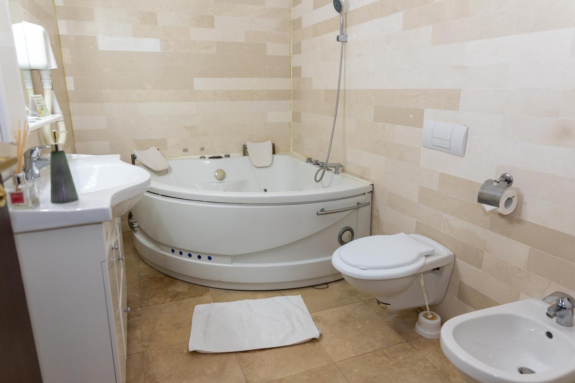 Hotel Rodiv Găeşti المظهر الخارجي الصورة