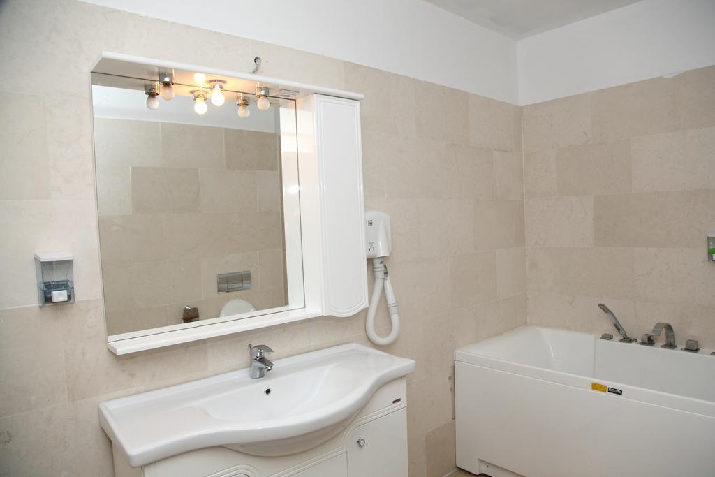 Hotel Rodiv Găeşti المظهر الخارجي الصورة
